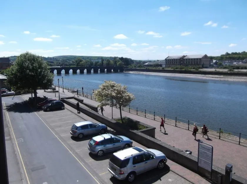 Riverside Court Apartment - Image 1