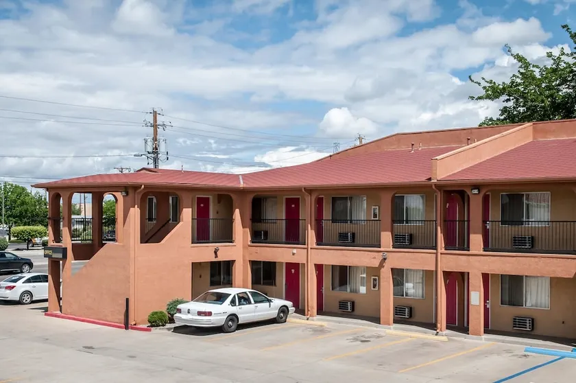 Econo Lodge Midtown - Image 1
