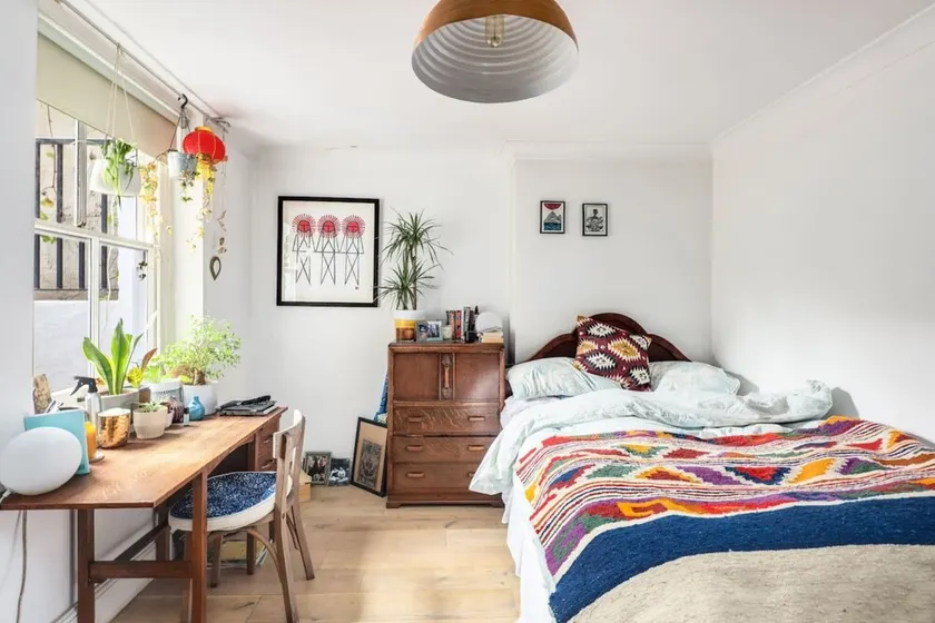 Gorgeous and Vibrant 3 Bedroom Apartment in London - Image 1