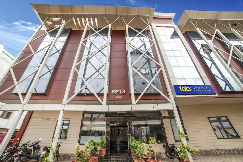 FabHotel S.P 13 A.B. Road - Image 1