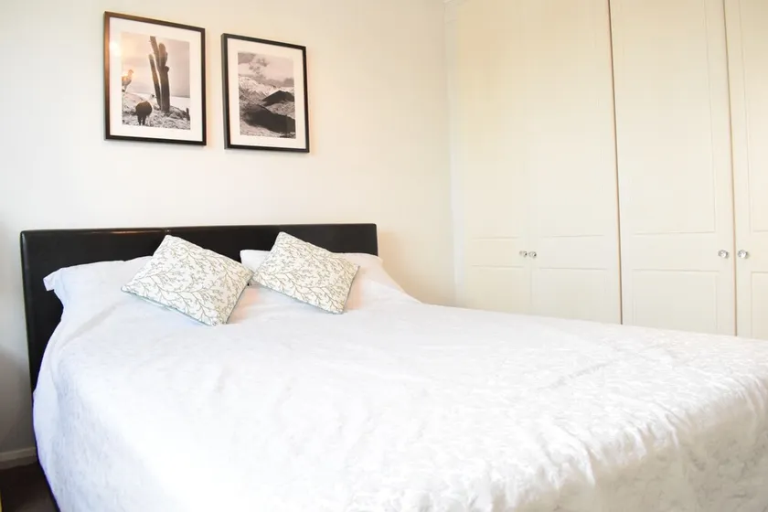 2 Bedroom Apartment With River Views Near Canary Wharf and City - Image 1