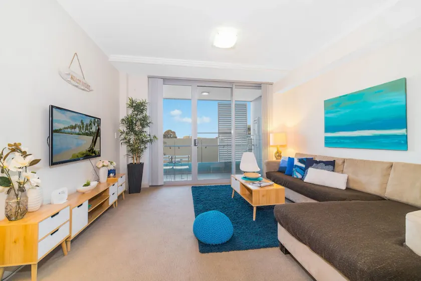 Stylish Apartment near Airport & Station - Image 1