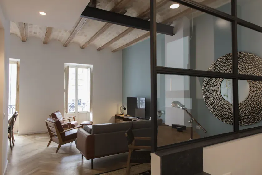 Chic and Central, in a lively but quiet area. All walking distance. - Image 1
