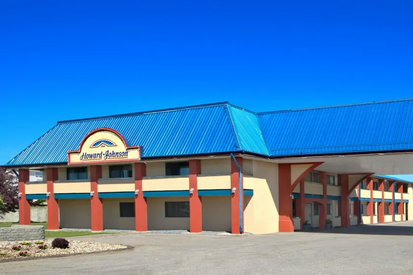 Howard Johnson by Wyndham Red Deer - Image 1