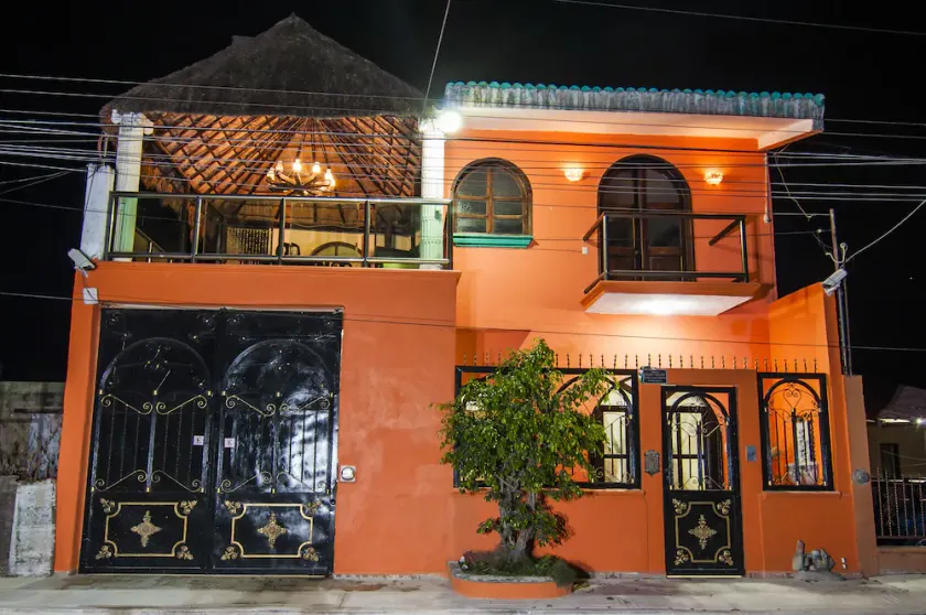 Charlys Hostal - Image 1