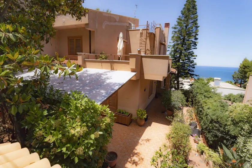Villa nel verde sul mare, Mondello, Palermo - Image 1
