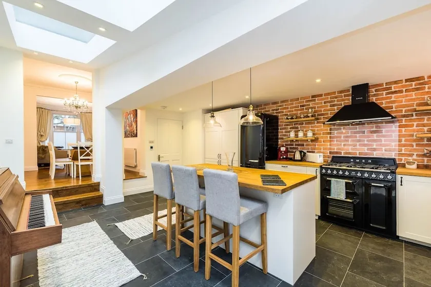 Stunning Spacious 4BD House With Garden - Sleeps 8 - Image 1