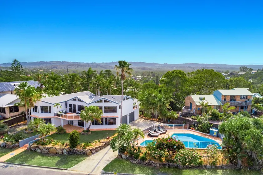 Fuller Holidays - Byron Pacific Vista - Large Family Home With Pool - Image 1