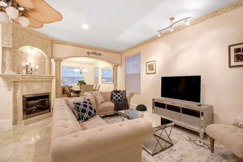 Walk to Beach Spacious Estate W/hottub & Gameroom - Image 1
