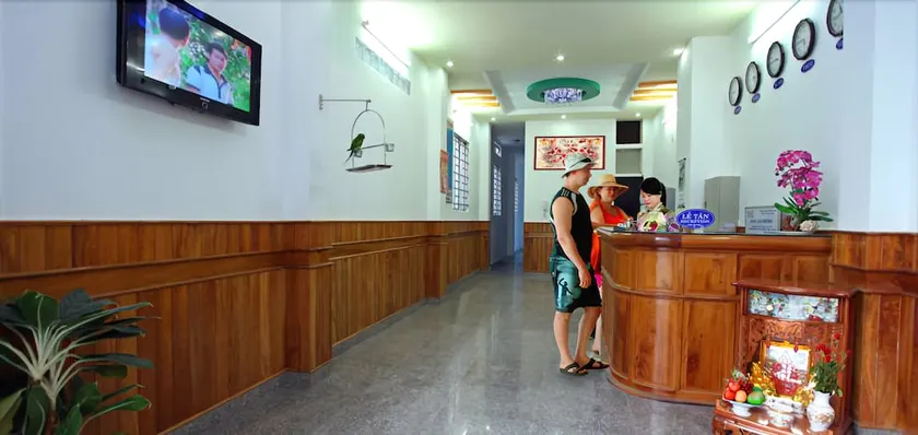 Queen Hotel - Image 1
