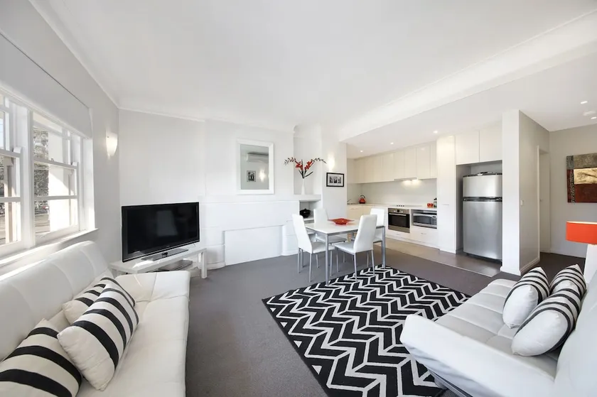 Albert Park Apartments - Image 1