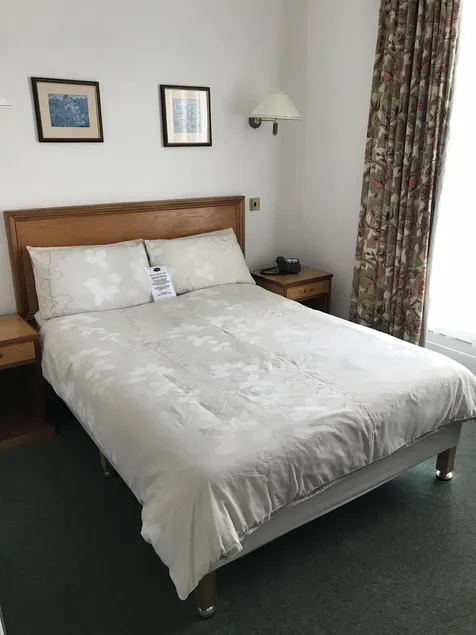 Taylors Hotel Kilwinning - Image 1