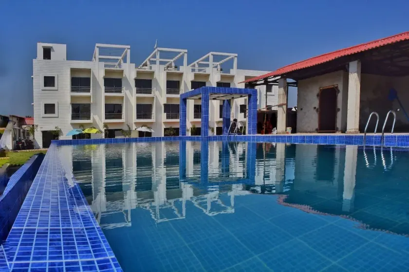 La Macaw Resort - Image 1
