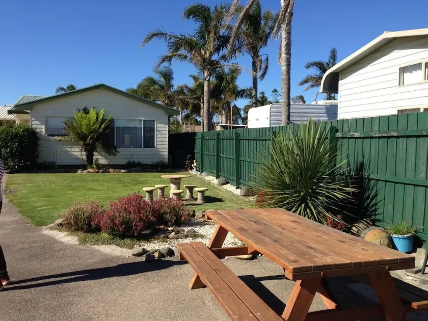 Lakes Jakaranda Holiday Units - Image 1