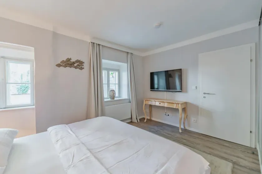 Deluxe Apartment With two Bedrooms in the Historic Downtown of D Rnstein - Image 1