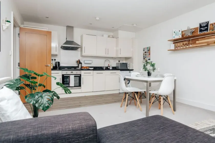Central Modern Flat Sleeps 6 - Dedicated Parking - From 125 Per Night - Image 1