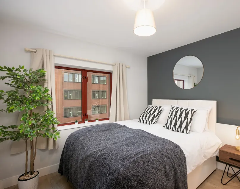 Wesley Gate Apartments - Building 4, by Hostly - Image 1