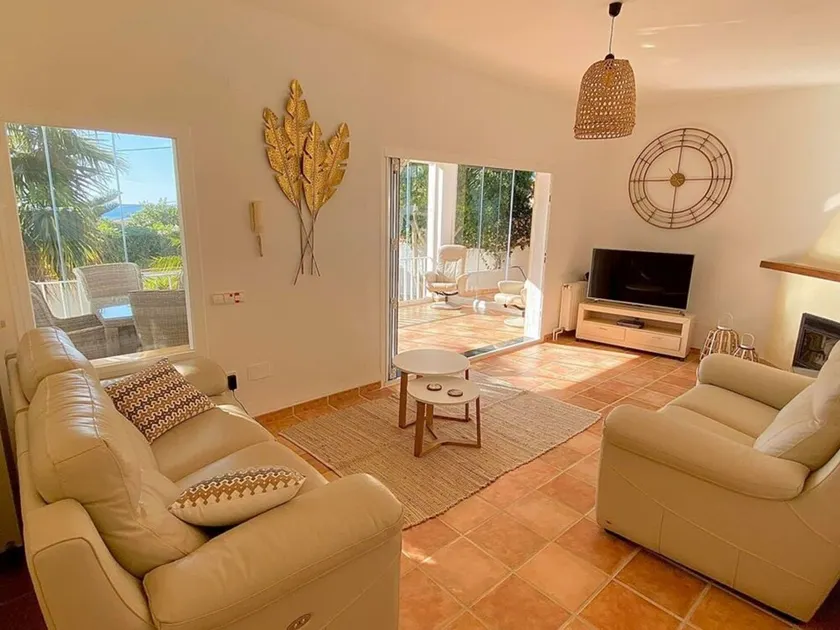 Charming villa with private swimming pool located 100 m from the sea - Image 1