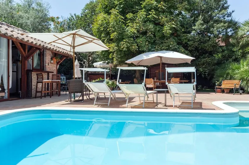 Exquisito apartamento con piscina privada, terraza y jardín | Vistas a la piscina - Image 1
