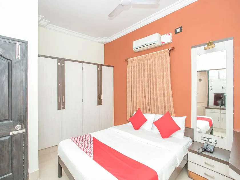 OYO 35708 Zee Hotel - Image 1