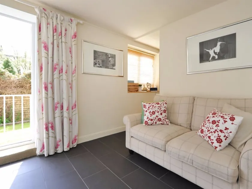 Kensington Court - Image 1