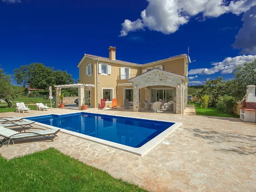 Peaceful Villa in Sveti Lovrec With Swimming Pool - Image 1