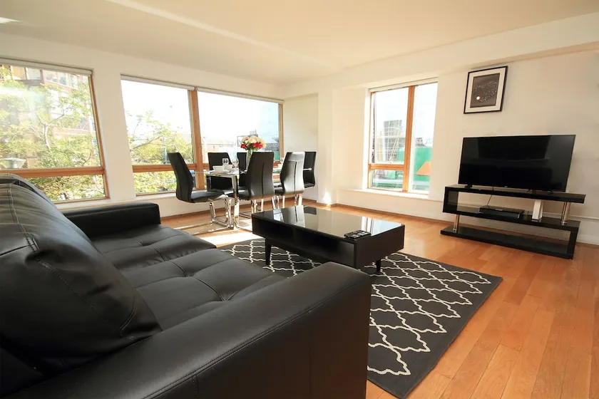 Grand Canal Square Stunning Apt - Image 1