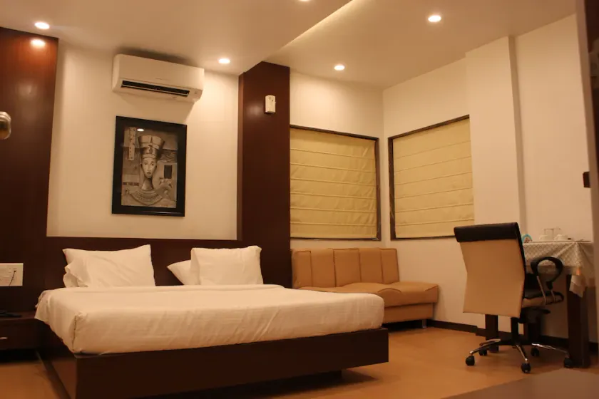 Hotel Loharkars by JK Rooms - Image 1