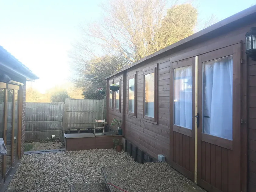 Charming 2-bed Chalet Guesthouse Near Oxford City! - Image 1
