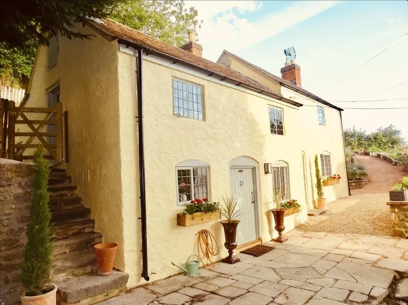 Impeccable 3-bed 17th Century Luxury Cottage - Image 1