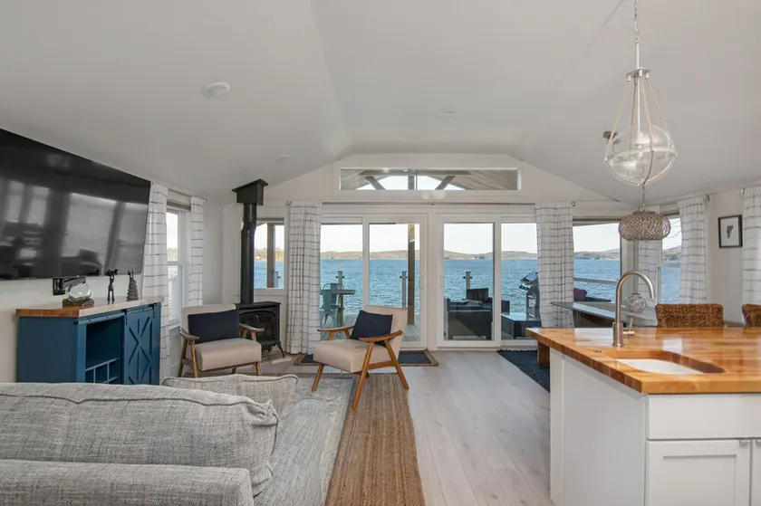 cozy lakeshore cottage - Image 1
