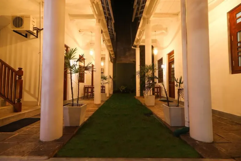 Knight Inn - Image 1