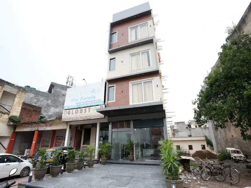 Hotel Clg Grand by OYO Rooms - Image 1