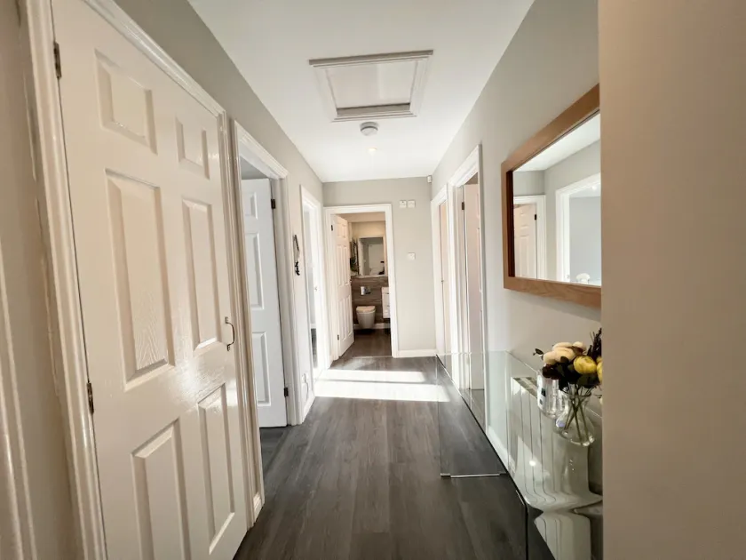 Beautiful central apartment with parking - Image 1