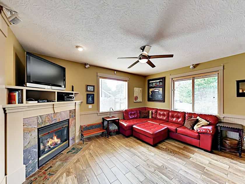 Posh - 3 Br Home - Image 1
