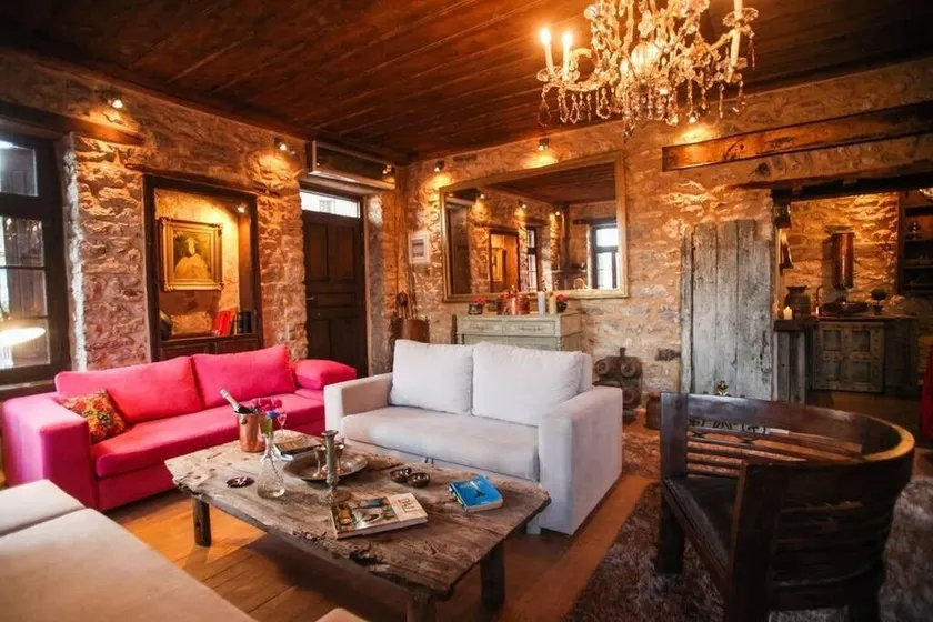 Antique Red Luxury Suite 75 sqm - Image 1
