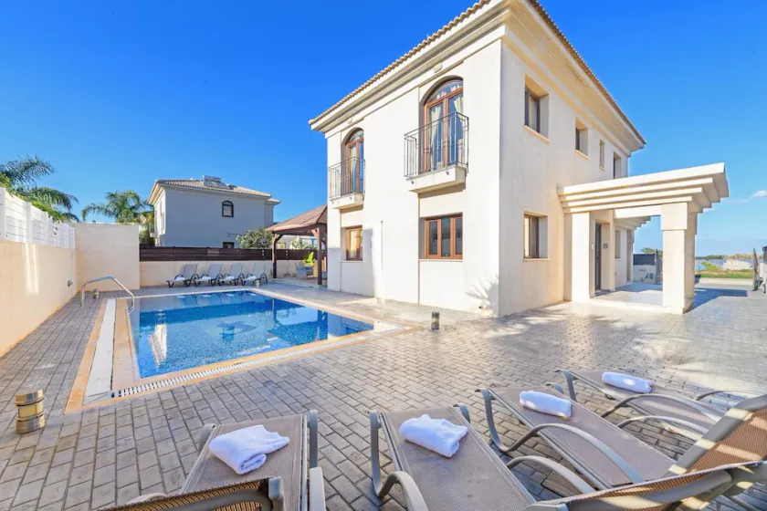 Blue Water Bay Villas - Image 1