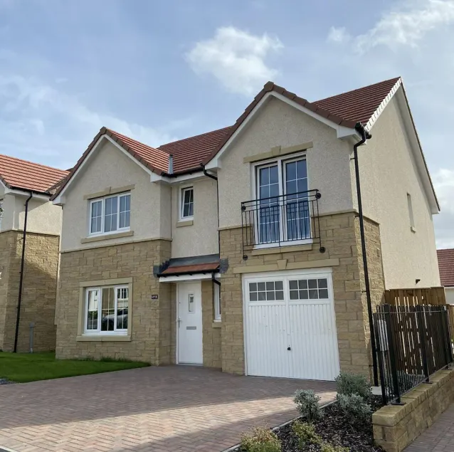 Beautiful 4 Bedroom 3 Beds House in Glasgow - Image 1