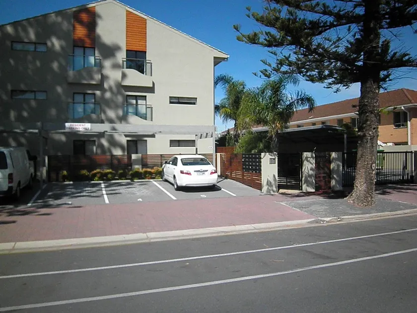 Marco Polo Apartments - Image 1