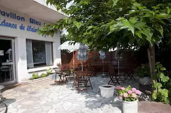 Le Pavillon Bleu - Image 1