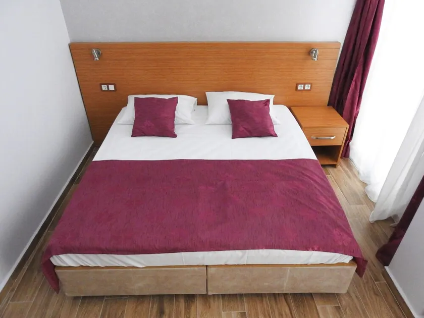 Queen Hotel - Image 1