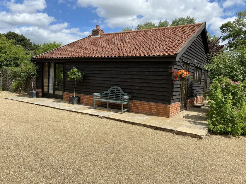 Brundish, Suffolk Barn, 2 Bed Idyllic 6 Acres - Image 1
