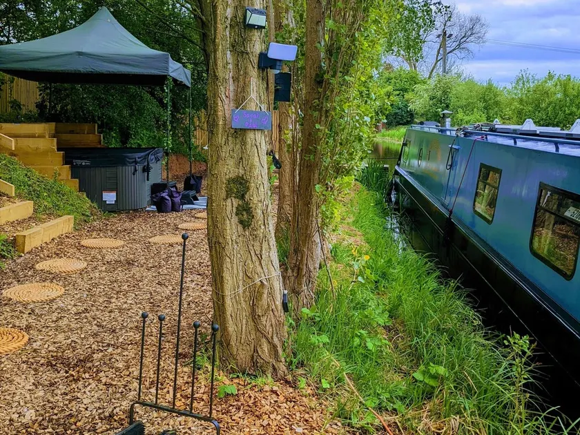Narrowboat With Hot Tub, Spa, Cruising And More - Image 1