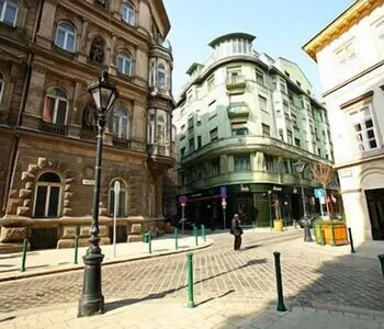 Club Apartments & Rooms - Image 1