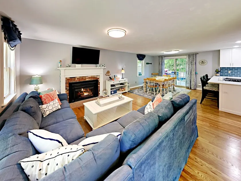 Remodeled 3br, Walk To Cotuit Ge 3 Bedroom Home - Image 1