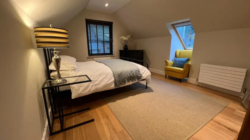 NEW 1BD Contemporary Home Upper Dunblane - Image 1