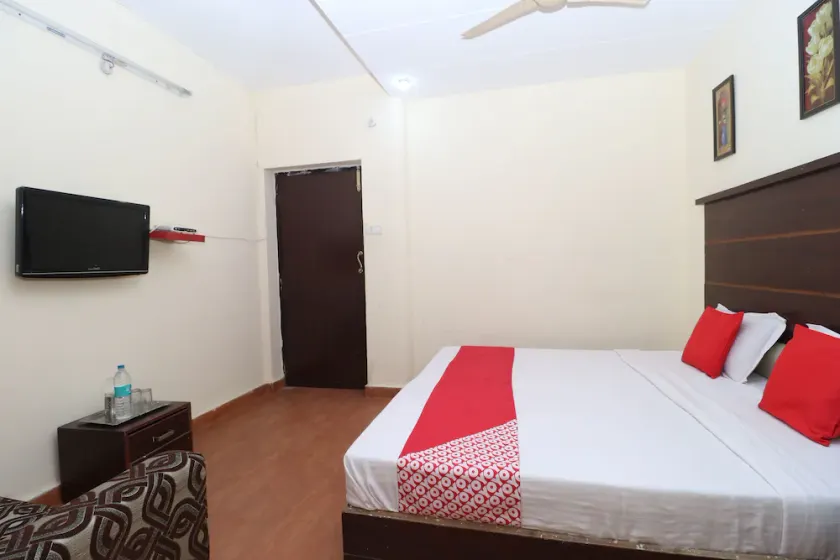 Golden View Hotel by OYO Rooms - Image 1