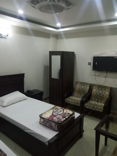 Hotel Kashmir Inn - Image 1