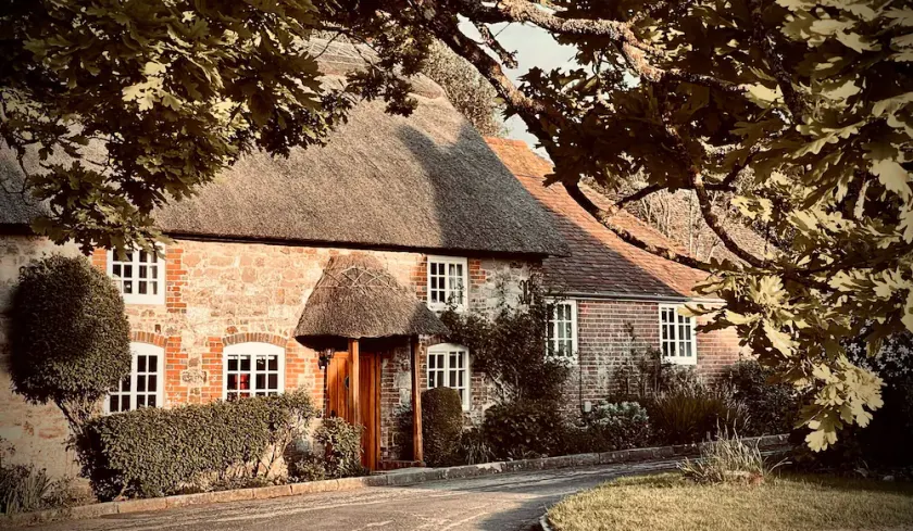 Stunning 3-bed Thatched Cottage in Dorset - Image 1