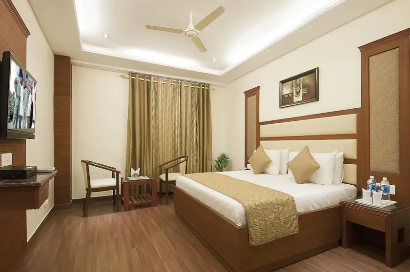 Hotel Paras by JK Rooms - Image 1
